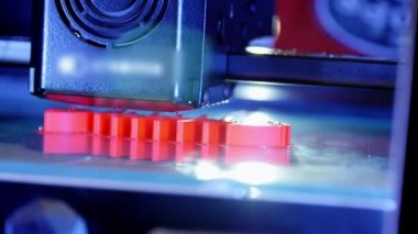 3D yazıcı yakından çalışıyor. Otomatik üç boyutlu 3D yazıcı plastik işlevi görüyor. Modern 3D yazıcı sıcak erimiş maddeden bir nesne basıyor. 3D yazdırma için yenilikçi katkı teknolojisini kavra.
