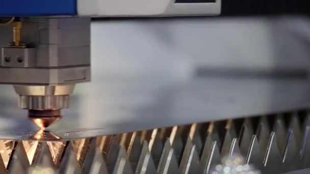 Corte de metal. As faíscas voam do laser. Cortador a laser industrial com faíscas. A cabeça do robô programado corta com o auxílio de uma enorme folha de temperatura de metal . — Vídeo de Stock