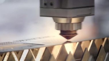 Metal inkesilmesi. Kıvılcımlar lazerden uçar. Kıvılcımlı endüstriyel lazer kesici. Programlanmış robot kafa metal sıcaklık büyük bir levha yardımı ile keser.