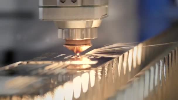 Schneiden von Metall. Funken fliegen vom Laser. Industrielaserschneider mit Funken. der programmierte Roboterkopf schneidet mit Hilfe einer riesigen Blechtemperatur. — Stockvideo