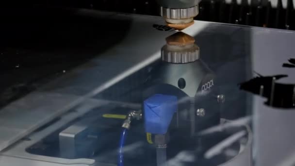 金属の切断。火花はレーザーから飛ぶ火花が付いている産業レーザーカッター。プログラムされたロボットの頭部は金属温度の巨大な板の助けを借りて切る. — ストック動画