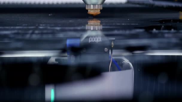 Schneiden von Metall. Funken fliegen vom Laser. Industrielaserschneider mit Funken. der programmierte Roboterkopf schneidet mit Hilfe einer riesigen Blechtemperatur. — Stockvideo