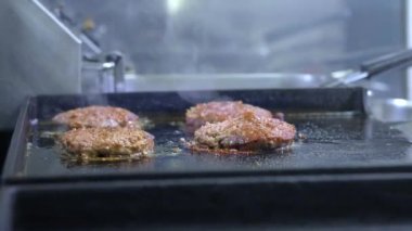 Hamburger, Burger ya da biftek yemek. Sıcak bir soba üzerinde, profesyonel bir mutfakta yemek kızartması et. Cook et hazır kontrol eder ve üzerinde et parçası döner. Makro çerçevesi