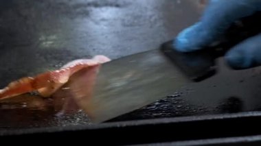 Yakın çekim Bacon dilimleri sıcak ızgara üzerinde ızgara. Profesyonel bir mutfak kızartmaları bir aşçı ve pastırma dilimleri döner