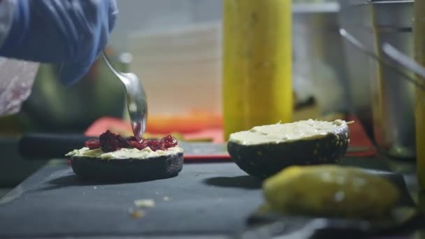 Chef professionista fa un hamburger con ingredienti già pronti. Finisce l'hamburger ed è pronto a servire il cliente . — Video Stock