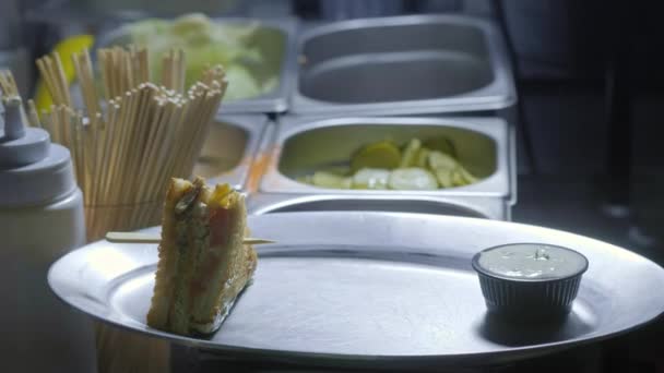 Professionele kok in de keuken bereiden broodjes. Street Food, schadelijk en ongezond eten — Stockvideo