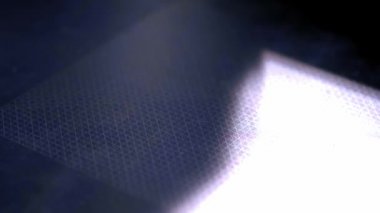 metal üzerine lazer gravür. Bir mücevher yap. Metal işleme ve takı yeni teknolojiler. Parlayan lazer ışını metal üzerinde yanıyor.
