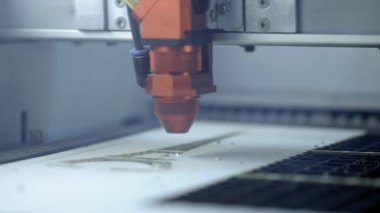 Ahşap üzerine lazer gravür. Lazer gravür makinesi ahşap tahta yakın çekim üzerinde resim yakma. Lazer kesim makinesi. Sanat eseri. Lazer gravür ile ahşap yüzeyinde proses yakma deseni.