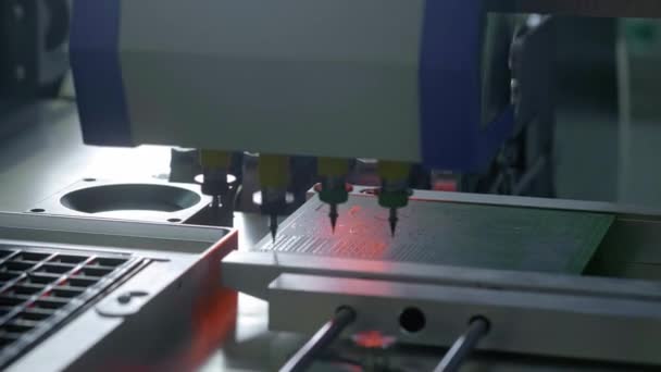 Productie van elektronische printplaten. Automatische Circut Board machine Produceert Gedrukt digitaal elektronisch karton. Productie van elektronicacontracten. Vervaardiging van elektronische chips. Geavanceerde technologie — Stockvideo