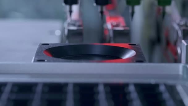 Producción de placas de circuito electrónico. Máquina de tablero de corte circular automatizada produce placa electrónica digital impresa. Fabricación de contratos electrónicos. Fabricación de chips electrónicos. Alta tecnología — Vídeo de stock