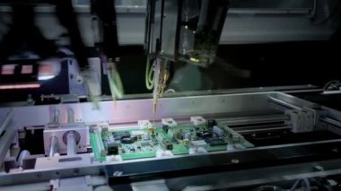 Fabrika Makinası İş Başında: Otomatik Robotik Kol ile Monte Edilen Baskılı Devre Kartı, Yüzeye Monte Li Teknoloji Mikroçipleri Anakarta Bağlatır. Time Lapse Makro Yakın Çekim Görüntüleri.