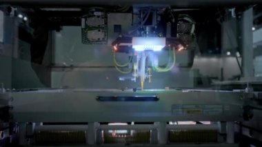 Fabrika Makinası İş Başında: Otomatik Robotik Kol ile Monte Edilen Baskılı Devre Kartı, Yüzeye Monte Li Teknoloji Mikroçipleri Anakarta Bağlatır. Time Lapse Makro Yakın Çekim Görüntüleri.