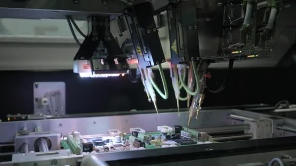 Fabrikmaschine bei der Arbeit: Leiterplatte, die mit automatisiertem Roboterarm bestückt wird, Oberflächen-Technologie, die Mikrochips mit der Hauptplatine verbindet. Zeitraffer Makro-Nahaufnahmen. — Stockvideo