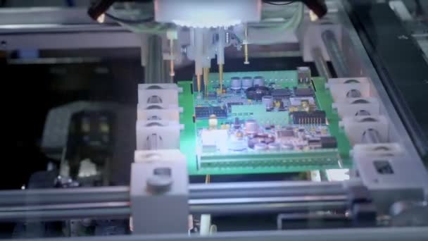 Produção de placa de circuito eletrônico. Automated Circut Board machine Produz placa eletrônica digital impressa. Fabricação de contratos eletrônicos. Fabricação de chips eletrônicos. Alta tecnologia — Vídeo de Stock