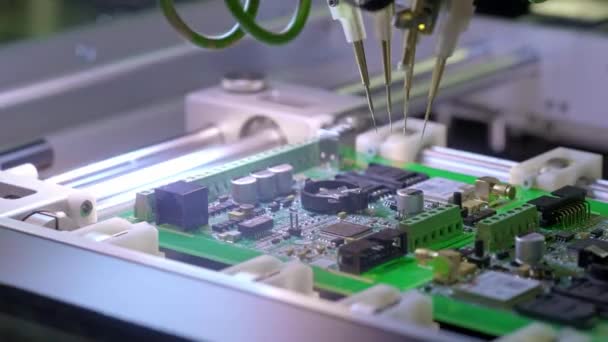 Producción de placas de circuito electrónico. Máquina de tablero de corte circular automatizada produce placa electrónica digital impresa. Fabricación de contratos electrónicos. Fabricación de chips electrónicos. Alta tecnología — Vídeos de Stock