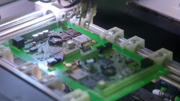 Productie van elektronische printplaten. Automatische Circut Board machine Produceert Gedrukt digitaal elektronisch karton. Productie van elektronicacontracten. Vervaardiging van elektronische chips. Geavanceerde technologie — Stockvideo