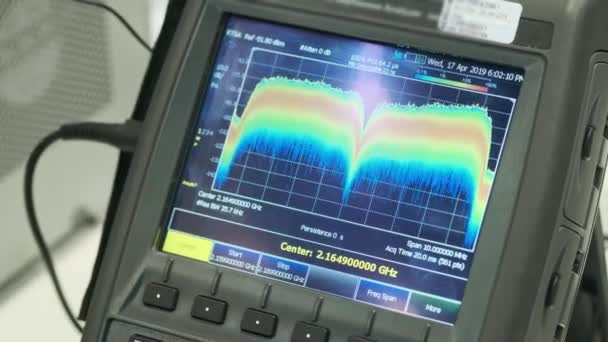 El dispositivo para el análisis de la señal de radio. Firma ondas de radio — Vídeo de stock