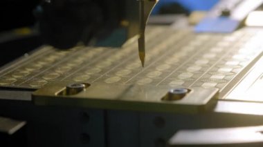 Özel bir modern makine tahtaya silikon mikroişlemci yükler. Robot manipülatör, çipin matrisle temas etmesini lehimler. Modern bilgisayar teknolojisi.