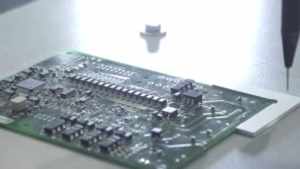 Výroba desek elektronických obvodů. Automated Circut Board machine Vyrábí tištěnou digitální elektronickou desku. Výroba kontraktů na elektroniku. Výroba elektronických čipů. High-tech — Stock video