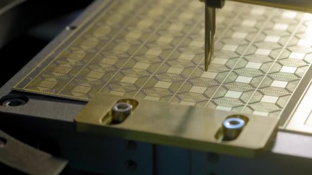 Una máquina moderna especial instala un microprocesador de silicio en la placa. El manipulador robot suelda los contactos del chip a la matriz. Tecnología informática moderna . — Vídeo de stock
