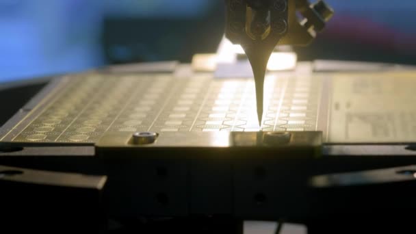 Eine spezielle moderne Maschine installiert einen Silizium-Mikroprozessor auf der Platine. Der Robotermanipulator lötet die Chipkontakte an die Matrix. moderne Computertechnologie. — Stockvideo