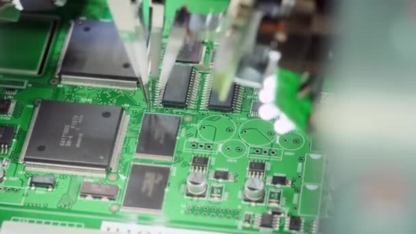 Fabrieks machine aan het werk: Printed Circuit Board wordt geassembleerd met geautomatiseerde robotarm, Oppervlaktemontage technologie die microchips aan het moederbord koppelt. Beeldmateriaal van macro close-up. — Stockvideo