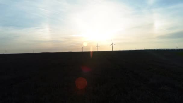 Turbinas de viento sobre un fondo al atardecer. bucle. Producción alternativa de energía renovable en Rusia, Crimea. El cuidado del medio ambiente y la naturaleza. Nuevas tecnologías energéticas . — Vídeo de stock