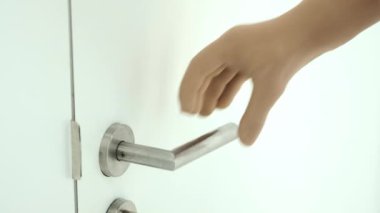 Protezi olan kolu olmayan engelli bir kişi kapıyı açar. Robotik kol protezi kapı kolunu alır. Protez ile normal tam yaşam.