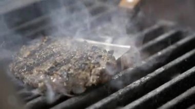 lezzetli lezzetli burger köftesi sıcak kavrulmuş ızgara tava üzerinde tepede çevrilmiş. Bir aşçı hamburger pirzama hazırlıyor. Izgarada et. Sulu et pişirilir. Aile yaz tatili.