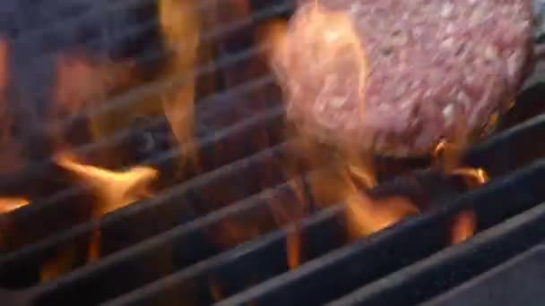 Läckra läckra Burger Patty vänt på varm halkade grillpanna overhead. En förbereder en hamburgare kotlettet. Grillat kött på grillen. Saftigt kött tillagas. Familj sommarlov. — Stockvideo
