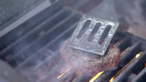 Smakelijke heerlijke hamburger patty gespiegeld op Hot gebakken grill pan overhead. Een kok bereidt een hamburger cutlet voor. Grills vlees op de grill. Sappig vlees wordt gekookt. Familie zomer vakantie. — Stockvideo