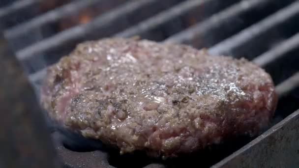 Lezzetli lezzetli burger köftesi sıcak kavrulmuş ızgara tava üzerinde tepede çevrilmiş. Bir aşçı hamburger pirzama hazırlıyor. Izgarada et. Sulu et pişirilir. Aile yaz tatili. — Stok video