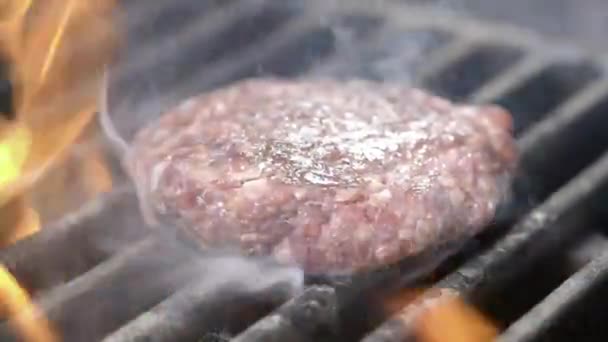 Kuchařka se připravuje na Burger kotlet. Šťavnaté maso je uvařené. Rodinné letní prázdniny. Uzavřete rozmazaný koncept hlavního vařeného oleje, ale velmi uspokojující proteinový chutný Burger v příležitostném baru. — Stock video