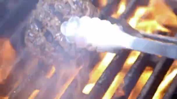 A cook is preparing a burger cutlet. Juicy meat is cooked. Family summer vacation. Close up blurred concept of chief cooked oil unhealthy, but very satisfying protein tasty burger in casual bar. — Stock Video