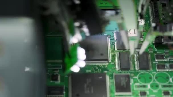 Production of electronic circuit boards. The latest innovative production of computer technology. The machine on the production line installs microchips on the microcircuit. — Stock Video