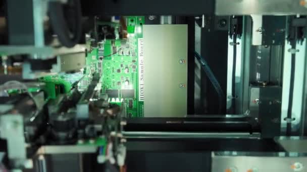 Производство электронных печатных плат. Новейшее инновационное производство компьютерных технологий. Машина на производственной линии устанавливает микрочипы на микросхему . — стоковое видео