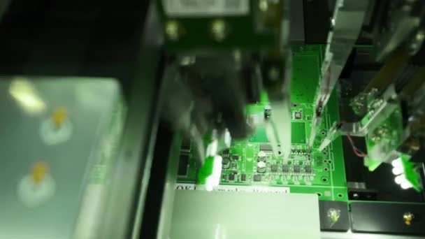 Production of electronic circuit boards. The latest innovative production of computer technology. The machine on the production line installs microchips on the microcircuit. — Stock Video