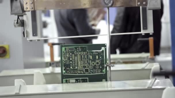 Producción de placas de circuito electrónico. La línea de producción mueve un microchip fuera del agua a lo largo del transportador. El proceso de hidrólisis entre elementos electrónicos. Tecnologías modernas — Vídeo de stock