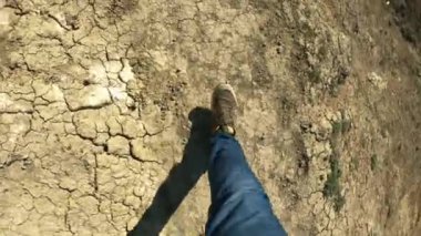 Gezgin pelerin boyunca yürüyor. Denizin her iki tarafında. Ada etrafında seyahat, yaşam ve aktif yaşam tarzı zevk.