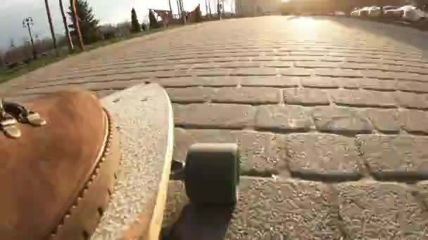 Nahaufnahme eines Longboardrades, das auf asphaltierter Straße fährt. Nahaufnahme Skateboarder Junge, der im Freien reitet. Ein junger Mann reitet im Park auf einem Longboard. Wanderstiefel tragen. urbaner Sommerspaß, aktiver Lebensstil — Stockvideo