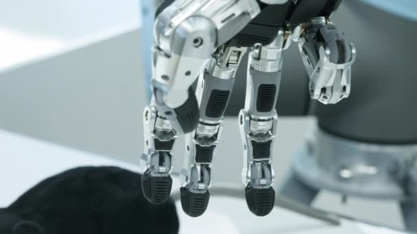 Ny teknik bland oss. Robotarna handen roterar och rör sig. Kramar och unclenches fingrar. Ljust vetenskapligt tekniskt kontor eller laboratorium. — Stockvideo