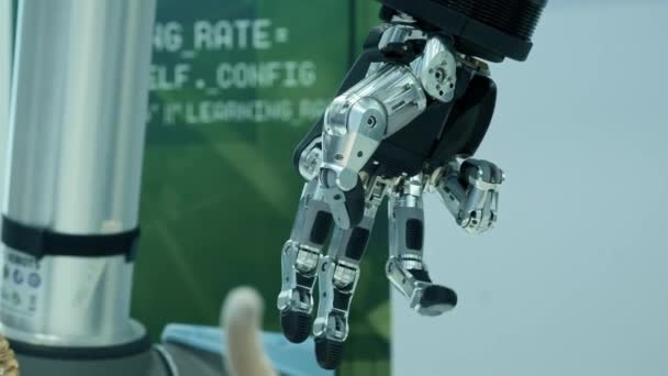 Nowe technologie wśród nas. Ręka robotów obraca się i porusza. Ścisuje i unclenches palce. Jasne naukowe biuro techniczne lub laboratorium. — Wideo stockowe