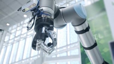 Bizim aramızda yeni teknolojiler. Robotlar el döner ve hareket eder. Parmaklarını sıkıyor ve yumrukluyor. Parlak bilimsel teknik ofis veya laboratuar.