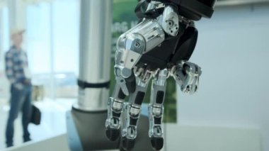 Bugün gelecek. Robotik kol manipülatörü güneşin ışınlarına döner. Bir robotun Metal kolu. Modern teknoloji robotları. Parlak bilimsel ve Teknik Ofis