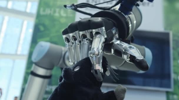 Ny teknik bland oss. Robotens hand tar en mjuk leksak i form av en mus vid svansen. Framtid idag. — Stockvideo