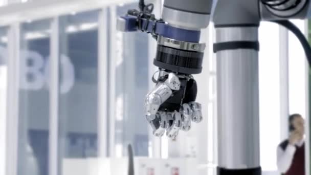 Nuove tecnologie tra noi. La mano dei robot ruota e si muove. Luminoso ufficio tecnico scientifico o laboratorio — Video Stock