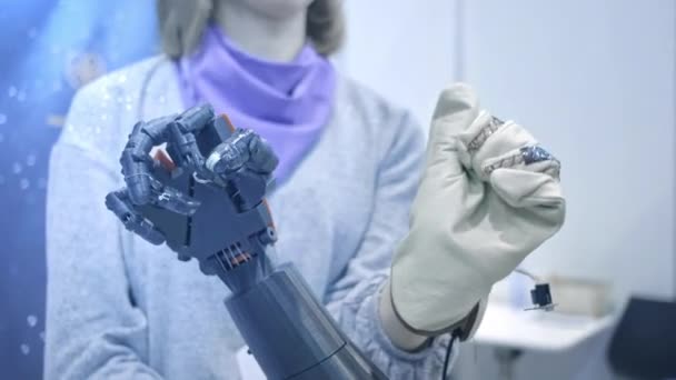 Robo-arm herhaalt de bewegingen van de menselijke hand. De plastic arm van een robot is gebogen als een menselijke hand. Nieuwe technologieën in de moderne wereld — Stockvideo