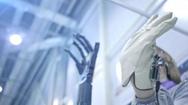 Robo-kol insan elinin hareketlerini tekrarlar. Bir robotun plastik kolu insan eli gibi bükülmüş. Modern dünyada yeni teknolojiler