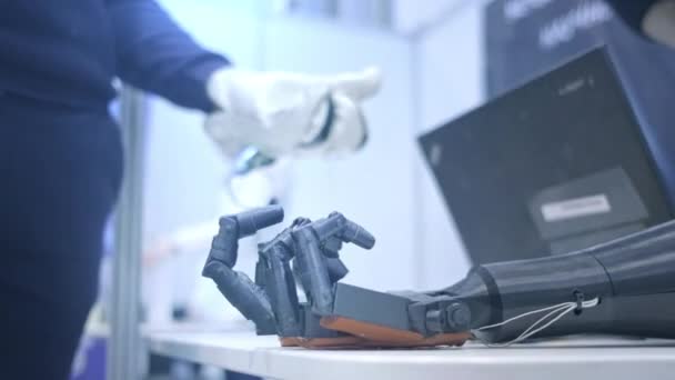 Robo-ARM opakuje pohyby lidské ruky. Plastikové rameno robota je ohnuté jako lidská ruka. Nové technologie v moderním světě — Stock video