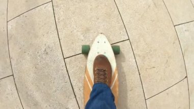 Seyahat ayakkabı veya yürüyüş botlar adam üst görünüm el çekim asfalt veya büyük şehir üzerinde Longboard sürmek. Genç bir adam parkta uzun tahta sürmek. Kentsel yaz eğlenceli, aktif yaşam tarzı.